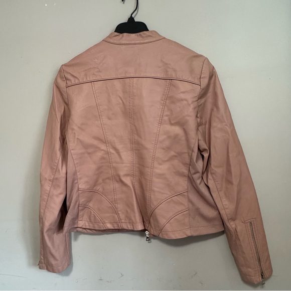 Stylish leather jacket by Guess. - Picture 10 of 12